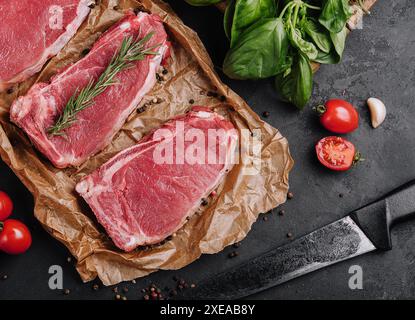 Bandes crues de steaks de longe sur papier sulfurisé Banque D'Images