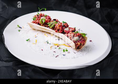 Tartare de bœuf exquis sur assiette Banque D'Images