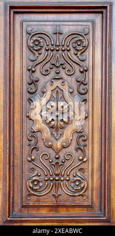 Panneau de bois sculpté sur une porte Banque D'Images