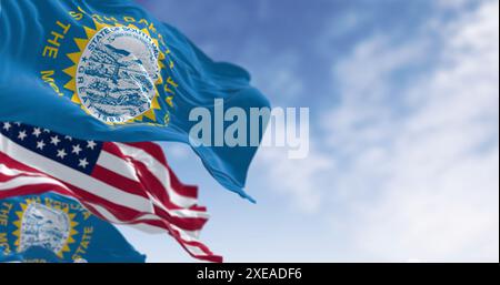 Le drapeau de l'État du Dakota du Sud agité avec le drapeau national des États-Unis d'Amérique Banque D'Images