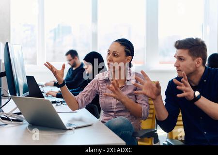 Processus de collaboration d'une équipe de jeunes entreprises multiculturelles et qualifiées lors d'une réunion de remue-méninges au bureau. Groupe diversifié de jeunes Banque D'Images