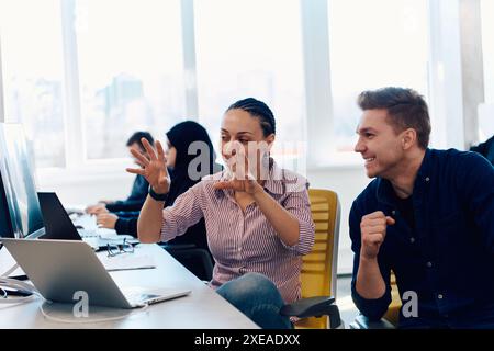 Processus de collaboration d'une équipe de jeunes entreprises multiculturelles et qualifiées lors d'une réunion de remue-méninges au bureau. Groupe diversifié de jeunes Banque D'Images