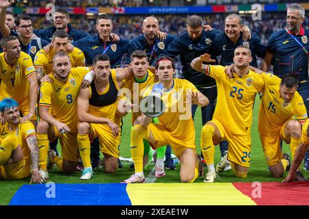 FRANCFORT-SUR-LE-MAIN, ALLEMAGNE - JUIN 26 : Ianis Hagi, Daniel Birligea, Andrei Burca, George Puscas de Roumanie célèbrent la fête lors des groupes UEFA EURO 2024 Banque D'Images