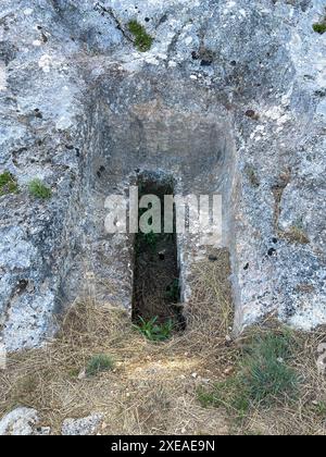 Zakynthos, Grèce - 20 juin 2024 : vue du cimetière mycénien de Kampi sur l'île de Zakynthos, en Grèce Banque D'Images
