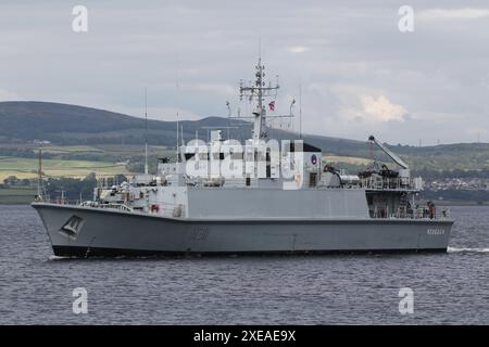 UNS Cherkasy (M311), un chasseur de mines de classe Sandown exploité par la marine ukrainienne, passant devant Greenock sur le Firth of Clyde. Le navire participe à l'exercice Sea Breeze 24-1, un exercice militaire multinational organisé en Écosse. Ce navire avait servi dans la Royal Navy britannique sous le nom de HMS Shoreham (M112), jusqu'à ce qu'il soit déclassé en 2022, puis transféré dans la marine ukrainienne en 2023. Banque D'Images