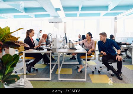 Processus de collaboration d'une équipe de jeunes entreprises multiculturelles et qualifiées lors d'une réunion de remue-méninges au bureau. Groupe diversifié de jeunes Banque D'Images