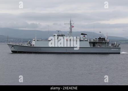 UNS Cherkasy (M311), un chasseur de mines de classe Sandown exploité par la marine ukrainienne, passant devant Greenock sur le Firth of Clyde. Le navire participe à l'exercice Sea Breeze 24-1, un exercice militaire multinational organisé en Écosse. Ce navire avait servi dans la Royal Navy britannique sous le nom de HMS Shoreham (M112), jusqu'à ce qu'il soit déclassé en 2022, puis transféré dans la marine ukrainienne en 2023. Banque D'Images