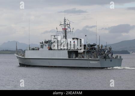 UNS Cherkasy (M311), un chasseur de mines de classe Sandown exploité par la marine ukrainienne, passant devant Greenock sur le Firth of Clyde. Le navire participe à l'exercice Sea Breeze 24-1, un exercice militaire multinational organisé en Écosse. Ce navire avait servi dans la Royal Navy britannique sous le nom de HMS Shoreham (M112), jusqu'à ce qu'il soit déclassé en 2022, puis transféré dans la marine ukrainienne en 2023. Banque D'Images