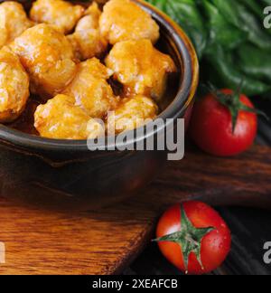 Boulettes de poulet maison à la sauce tomate Banque D'Images