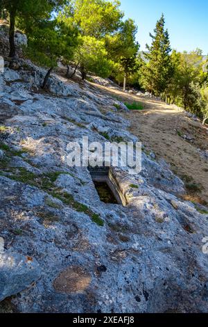 Zakynthos, Grèce - 20 juin 2024 : vue du cimetière mycénien de Kampi sur l'île de Zakynthos, en Grèce Banque D'Images