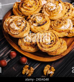 Rouleaux à la cannelle faits maison sur la table Banque D'Images