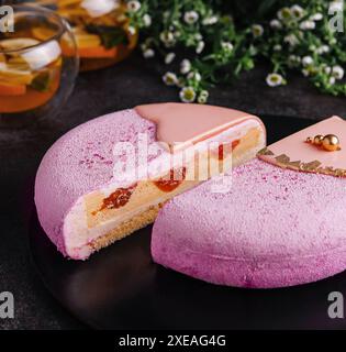 Gâteau crème glacée à l'abricot mousse avec thé Banque D'Images