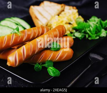 Saucisses et œufs brouillés avec un peu de pain Banque D'Images