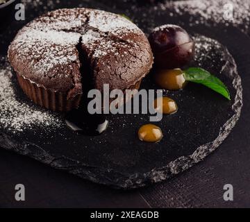 Délicieux gâteau de lave au chocolat fondu avec de la glace à la vanille Banque D'Images