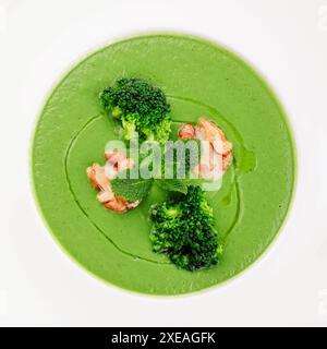 Bol de soupe à la crème de brocoli avec noix Banque D'Images