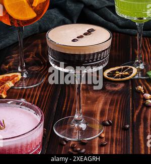 Différents cocktails alcoolisés exotiques colorés sur bois Banque D'Images