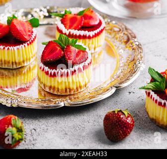 Mini cheesecake aux fraises sous forme de muffins Banque D'Images