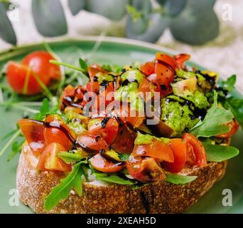 Antipasto italien frais et croustillant fait maison appelé bruschetta garni de tomate Banque D'Images