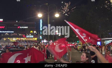 Berlin, Allemagne. 27 juin 2024. Football : Football, UEFA Euro 2024, Championnat d'Europe, République tchèque - Turquie, Tour préliminaire, Groupe F, Journée 3, Ku'damm Berlin, les fans de Turquie célèbrent la victoire de leur équipe. Crédit : Cevin Dettlaff/dpa/Alamy Live News Banque D'Images