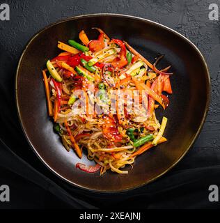 Nouilles udon végétariennes asiatiques avec légumes dans un bol Banque D'Images