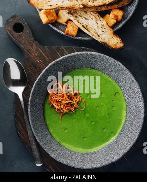 Soupe de crème de brocoli frais dans un bol Banque D'Images