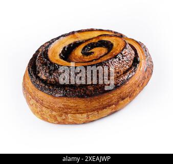 Petits pains aux graines de pavot roulés sucrés isolés sur blanc Banque D'Images