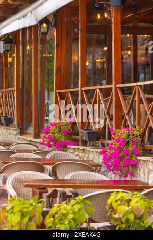 Terrasse du restaurant décorée de fleurs en été Banque D'Images