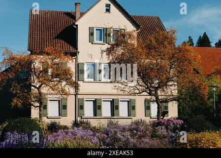 Maison avec beau jardin en automne. Fleurs dans le parc municipal de Bietigheim-Bissingen, Baden-Wuerttemberg, Allemagne, Europe. Automne Pa Banque D'Images