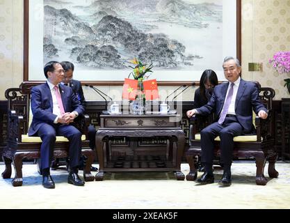 Pékin, Chine. 26 juin 2024. Le ministre chinois des Affaires étrangères Wang Yi, également membre du Bureau politique du Comité central du Parti communiste chinois, rencontre le ministre vietnamien des Affaires étrangères Bui Thanh son à Pékin, capitale de la Chine, le 26 juin 2024. Crédit : Ding Haitao/Xinhua/Alamy Live News Banque D'Images