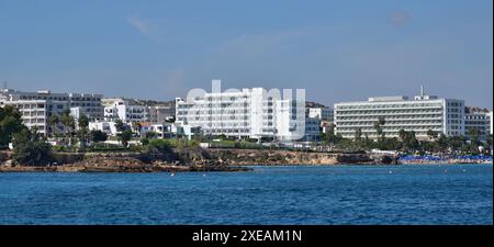 Protaras, Chypre - 10 octobre. 2019. Vue sur les hôtels de villégiature depuis la mer Banque D'Images