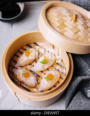 Boulettes de crevettes cuites à la vapeur dim sum avec caviar de brochet Banque D'Images