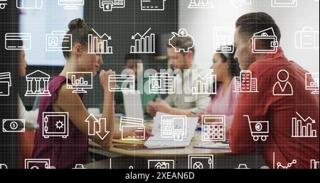 Image de plusieurs icônes sur plusieurs collègues discutant des rapports au bureau Banque D'Images