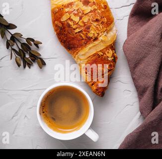 Croissants frais et café sur table en pierre Banque D'Images