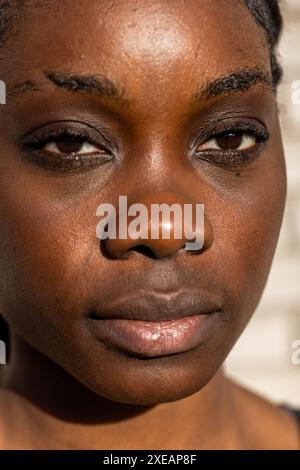 Gros plan Portrait d'une jeune femme africaine Banque D'Images