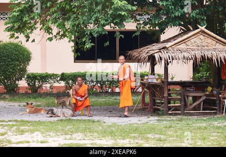 Moines sur le territoire du temple buddiste Wat Nai Harn à Phuket, Thaïlande Banque D'Images