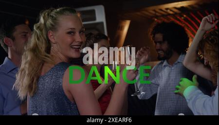 Image d'un texte de danse sur divers amis dansant à la fête Banque D'Images