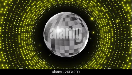 Image de boule miroir disco rétro et lumière verte incandescente sur fond noir Banque D'Images