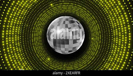 Image de boule miroir disco rétro et lumière jaune incandescente sur fond noir Banque D'Images