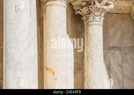 Colonnes de marbre à la façade de la basilique Banque D'Images