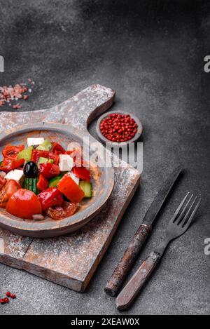 Délicieuse salade grecque fraîche et juteuse avec fromage feta, olives, poivrons et tomates Banque D'Images