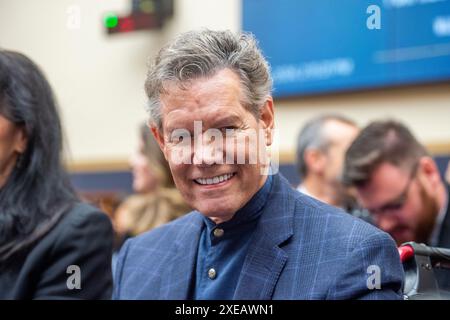 Randy Travis, artiste du disque, comparaît devant un Comité de la Chambre sur le pouvoir judiciaire | sous-comité sur les tribunaux, la propriété intellectuelle et l’audition sur Internet « Radio Music and Copyrights : 100 ans d’iniquité pour les artistes du disque » dans le Rayburn House Office Building à Washington, DC, mercredi 26 juin 2024. Crédit : Rod Lamkey/CNP/MediaPunch Banque D'Images