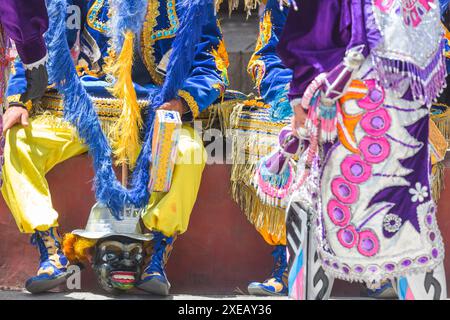 Groupe de danse avec costumes traditionnels et instruments de musique au Pérou Banque D'Images