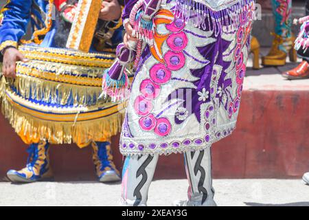 Groupe de danse avec costumes traditionnels et instruments de musique au Pérou Banque D'Images