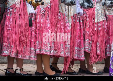 Groupe de danse avec costumes traditionnels et instruments de musique au Pérou Banque D'Images
