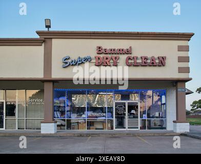 Houston, Texas États-Unis 06-22-2024 : extérieur de la vitrine d'affaires Bammel super dry Clean. Banque D'Images