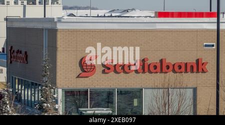 Calgary, Alberta, Canada. 6 mars 2024. Il y a un panneau de la Banque Scotia à l'extérieur d'une succursale bancaire voisine. Banque D'Images