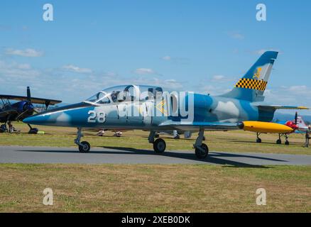 Tauranga Nouvelle-Zélande - janvier 28 2012 ; avion à réaction numéro 28 avec crâne et os croisés sur la queue au sol Banque D'Images