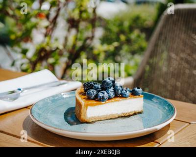 Morceau de cheesecake ou de tarte avec des baies fraîches Banque D'Images