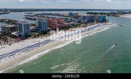 Drone survole l'oasis de Clearwater Beach : vues aériennes sur le luxe du Resort, le charme côtier et Gulf Adventures dans le premier de Floride Banque D'Images