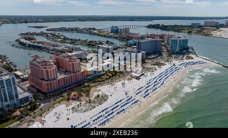 Drone survole l'oasis de Clearwater Beach : vues aériennes sur le luxe du Resort, le charme côtier et Gulf Adventures dans le premier de Floride Banque D'Images